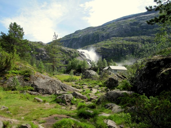 Een van de watervallen bij Kinsarvik